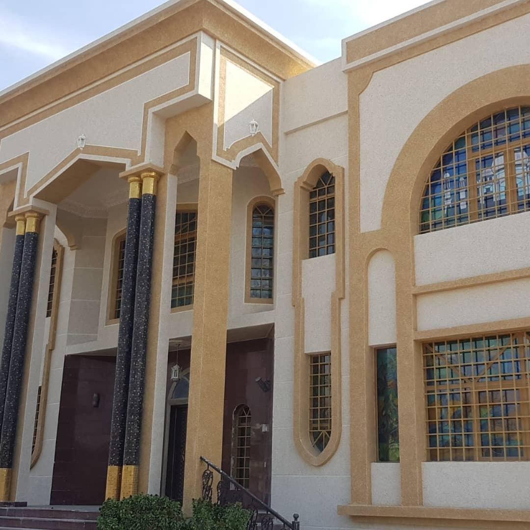 واجهة فيلا بمدخل مقوس وأعمدة مكسوة بكسر الرخام
